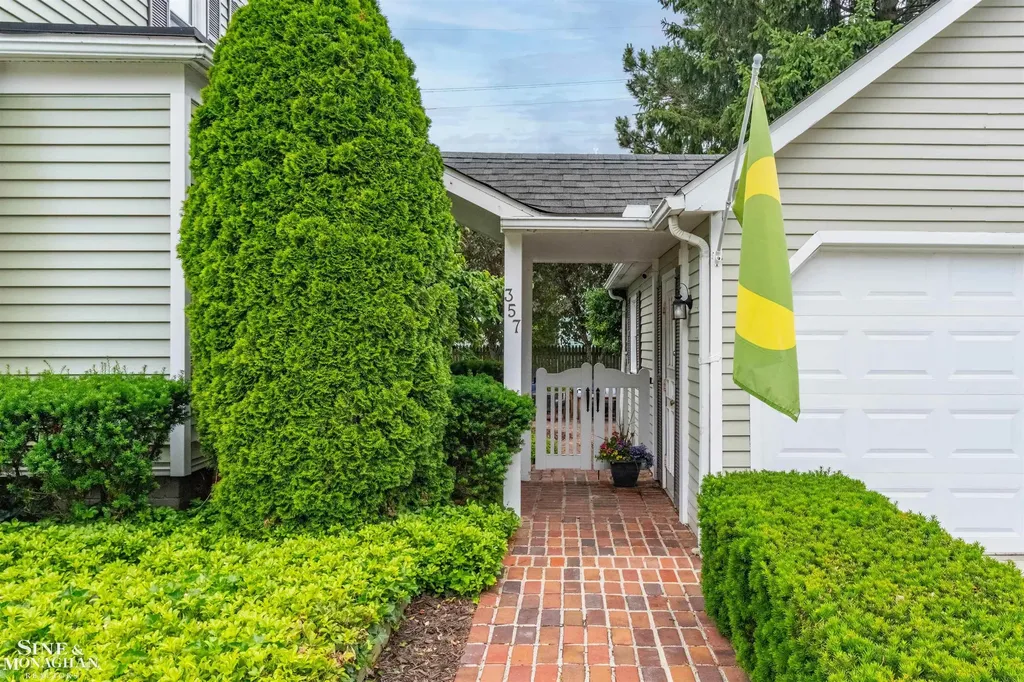 357 Roosevelt Pl. Place Grosse Pointe City MI 48236