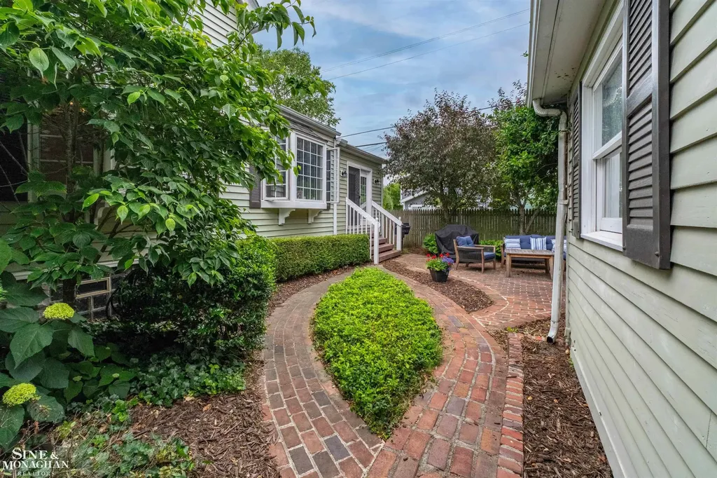 357 Roosevelt Pl. Place Grosse Pointe City MI 48236