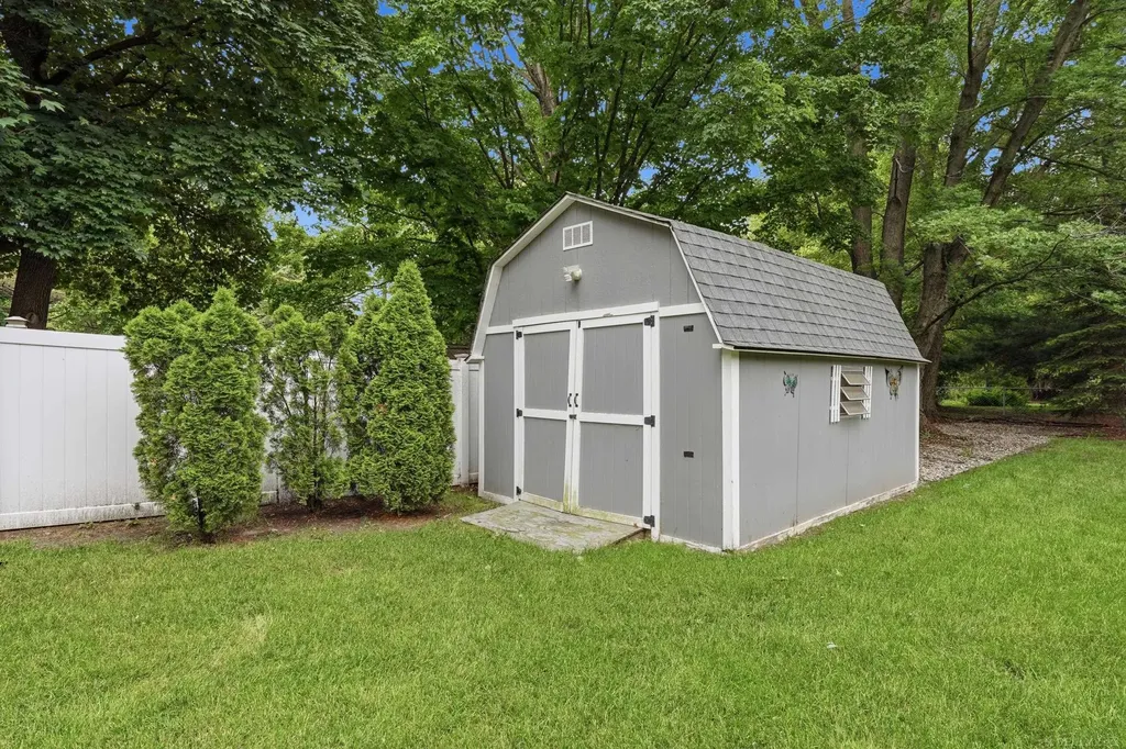 2661 W South Boulevard Troy City MI 48098