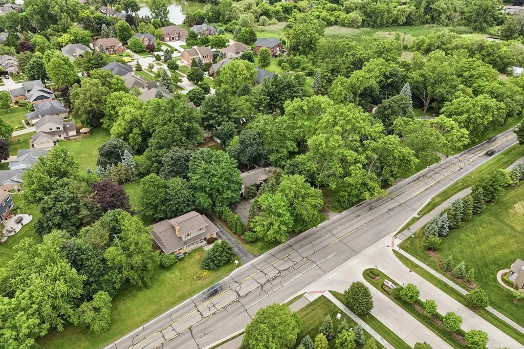 2661 W South Boulevard Troy City MI 48098