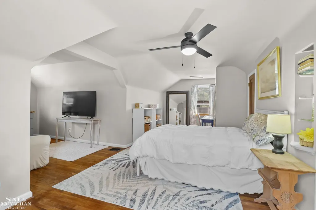 475 Touraine Road Grosse Pointe Farms City MI 48236