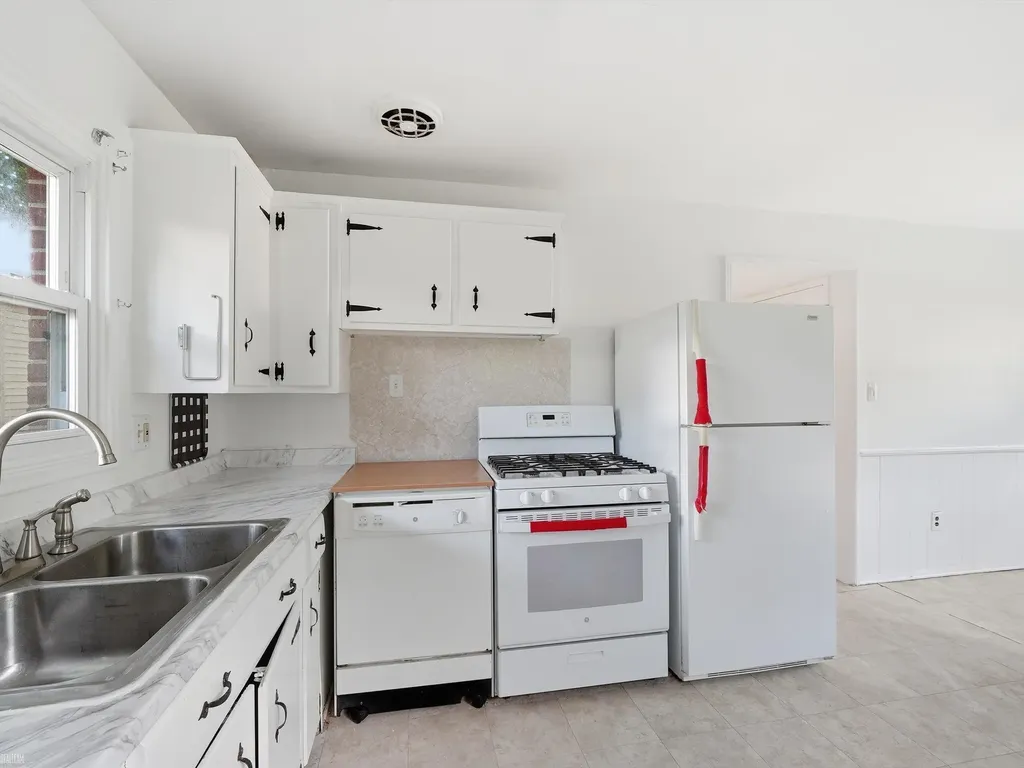 28678 Hales Street Madison Heights City MI 48071