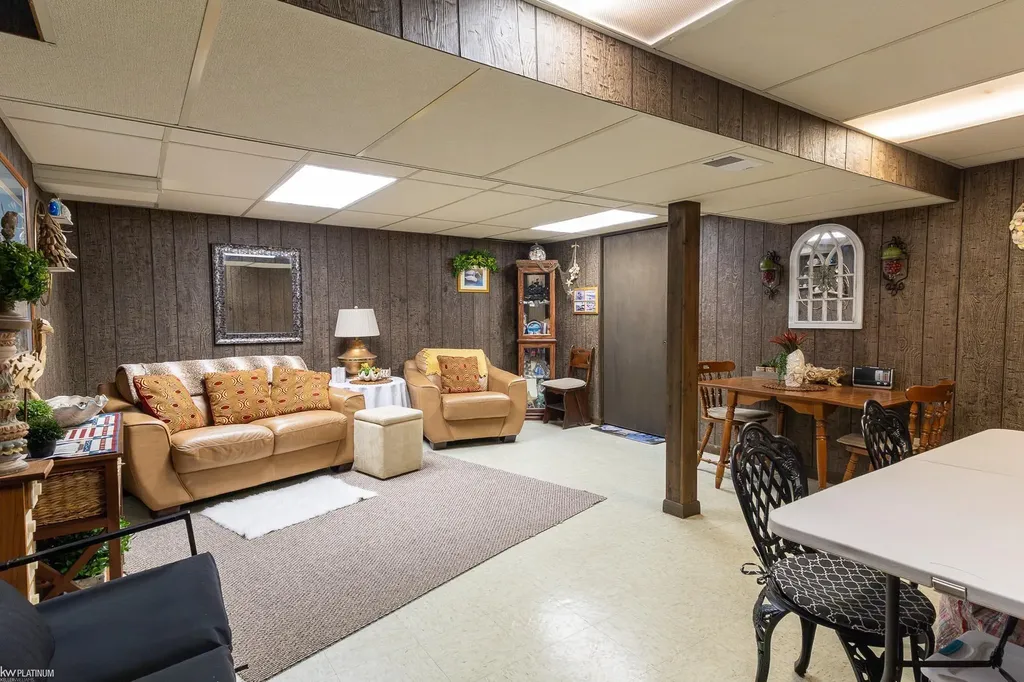 35182 N Bay Cir Circle Harrison Charter Township MI 48045