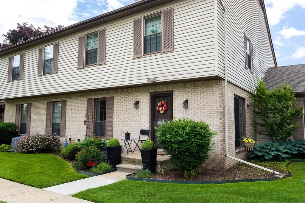 35182 N Bay Cir Circle Harrison Charter Township MI 48045
