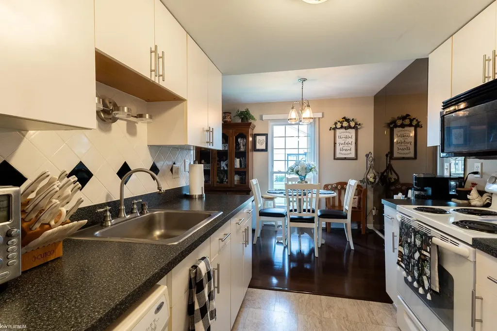 35182 N Bay Cir Circle Harrison Charter Township MI 48045