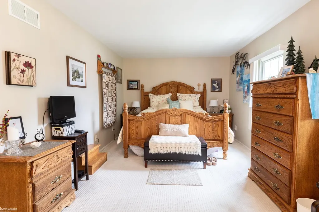 35182 N Bay Cir Circle Harrison Charter Township MI 48045