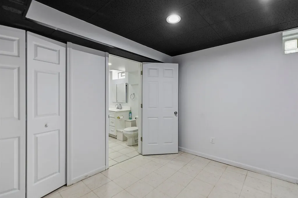 33936 Beaconsfield Street Clinton Charter Township MI 48035