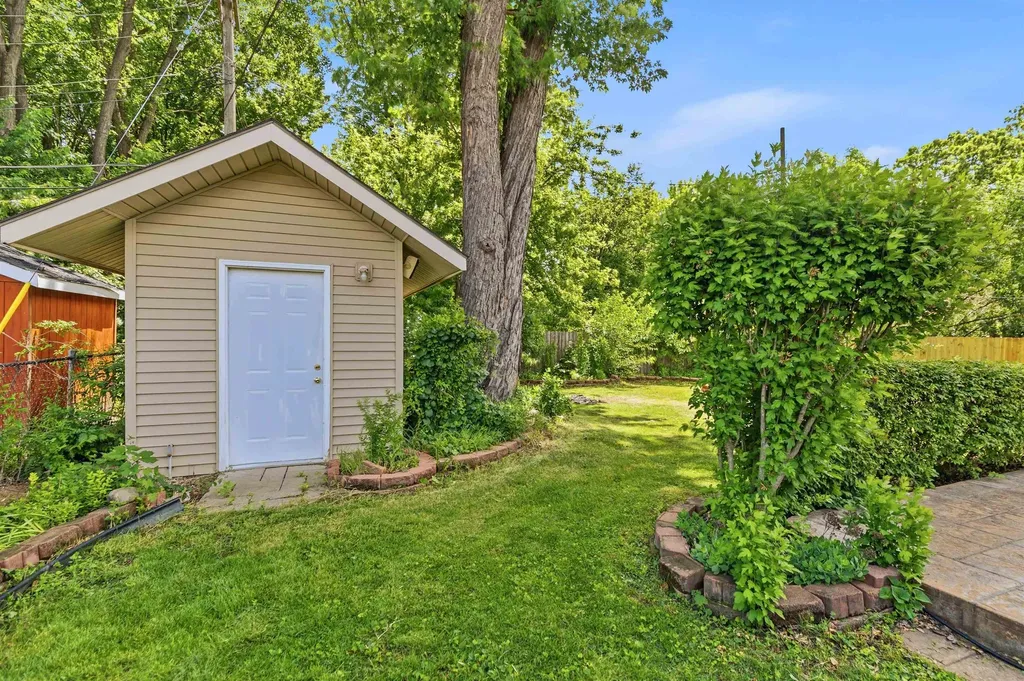 33936 Beaconsfield Street Clinton Charter Township MI 48035