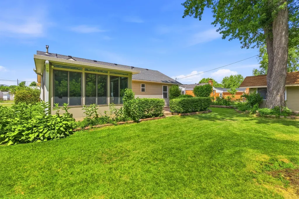 33936 Beaconsfield Street Clinton Charter Township MI 48035