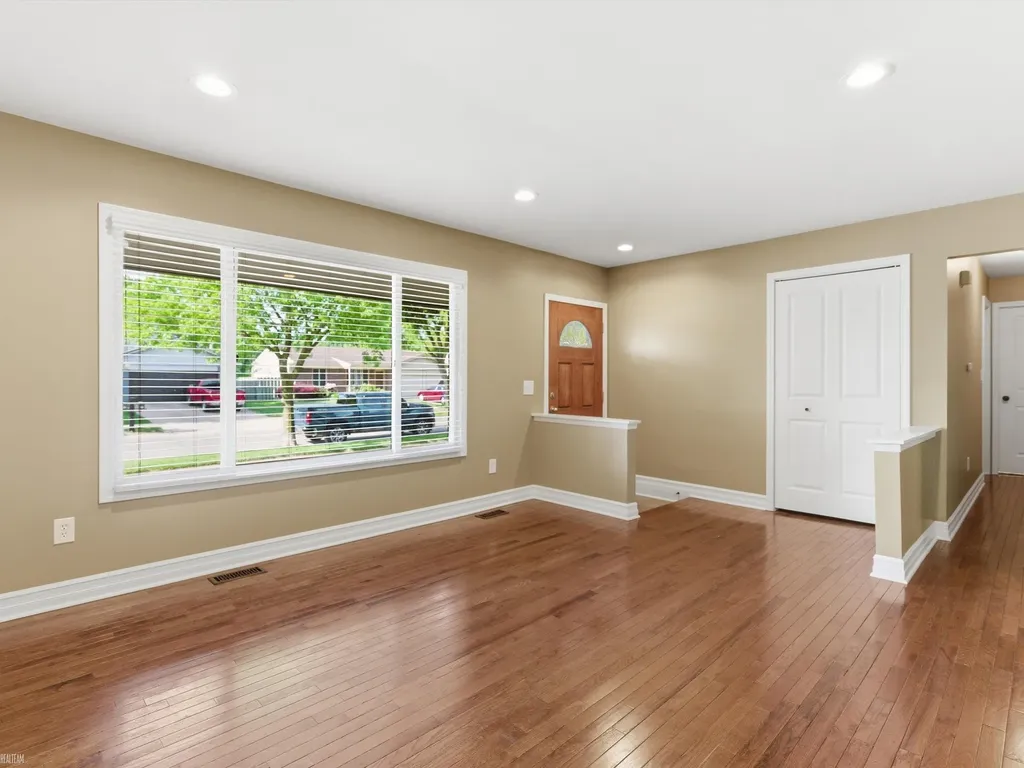 2497 Avalon Drive Troy City MI 48083