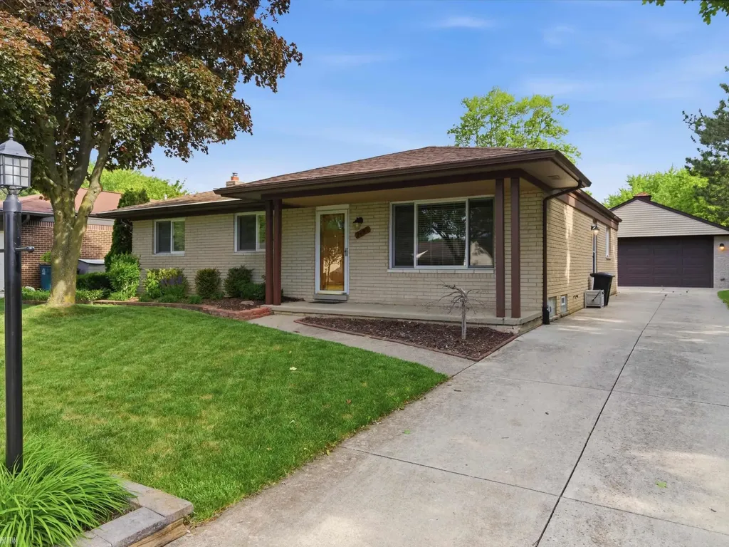 2497 Avalon Drive Troy City MI 48083
