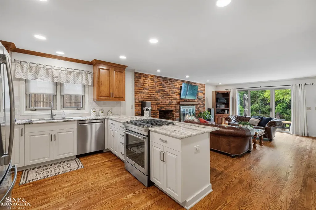 725 Fisher Road Grosse Pointe City MI 48230