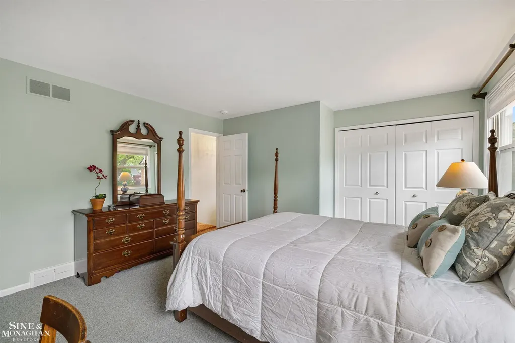 725 Fisher Road Grosse Pointe City MI 48230