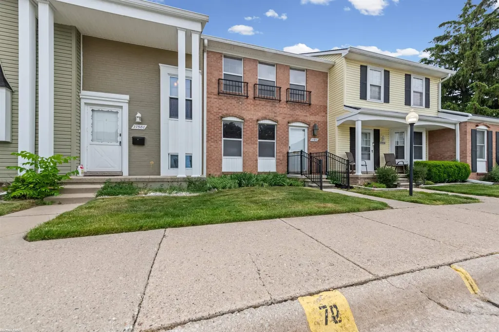37578 Charter Oa Boulevard Clinton Charter Township MI 48036