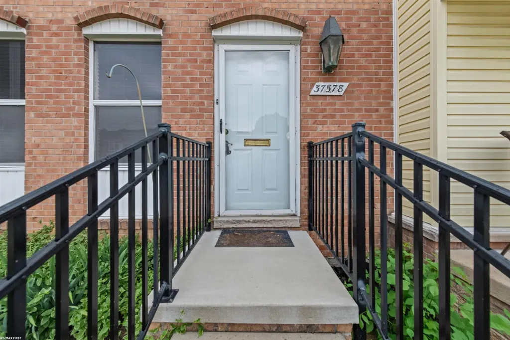 37578 Charter Oa Boulevard Clinton Charter Township MI 48036