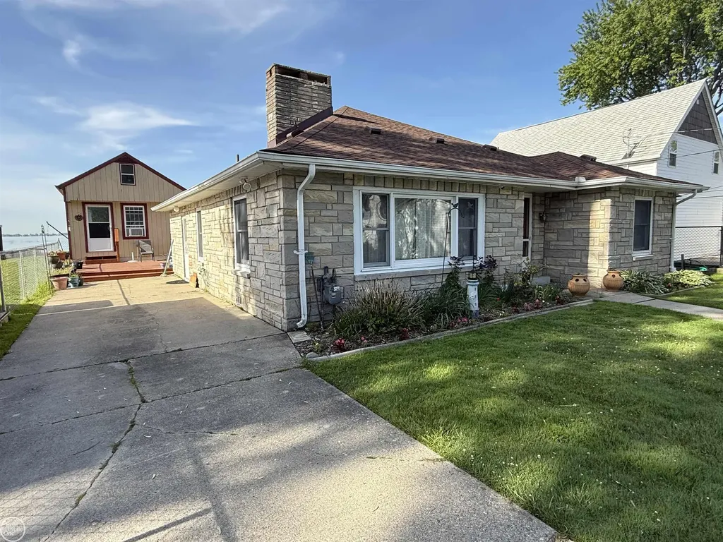 8473 Dixie Highway Ira Township MI 48023