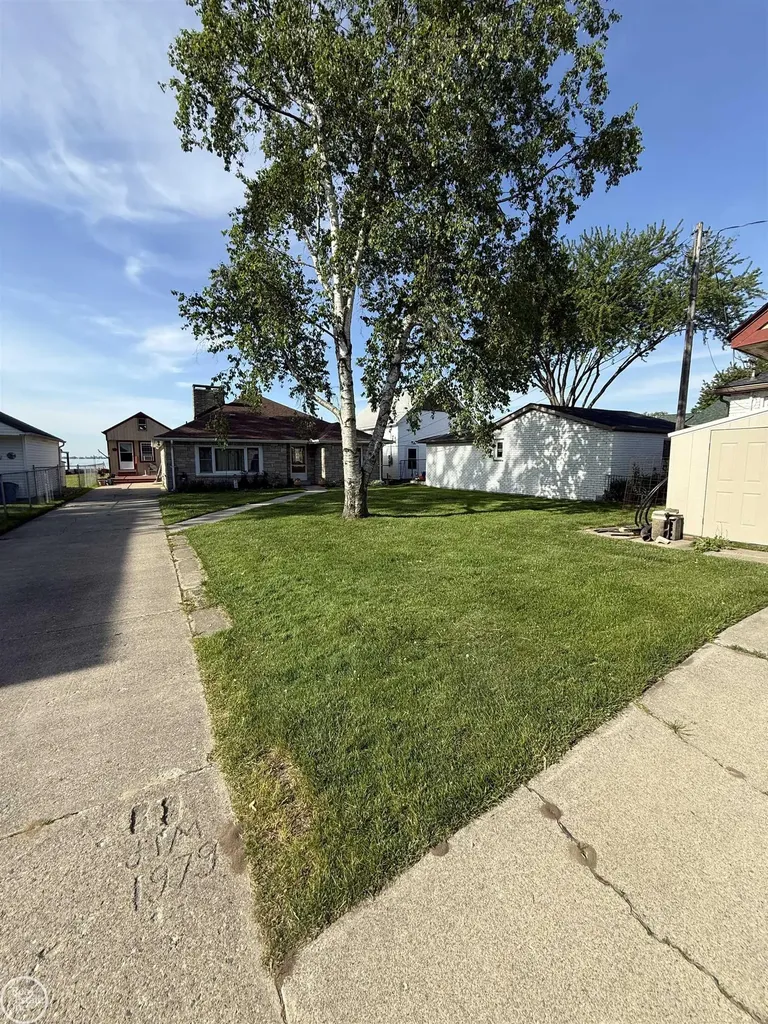 8473 Dixie Highway Ira Township MI 48023