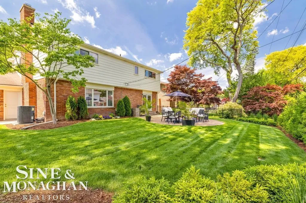 754 N Brys Drive Grosse Pointe Woods City MI 48236