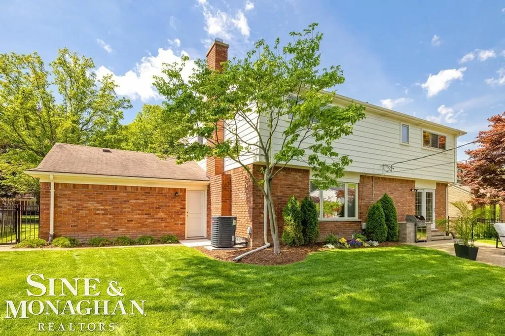 754 N Brys Drive Grosse Pointe Woods City MI 48236