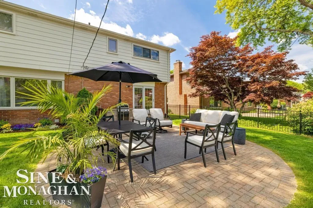 754 N Brys Drive Grosse Pointe Woods City MI 48236