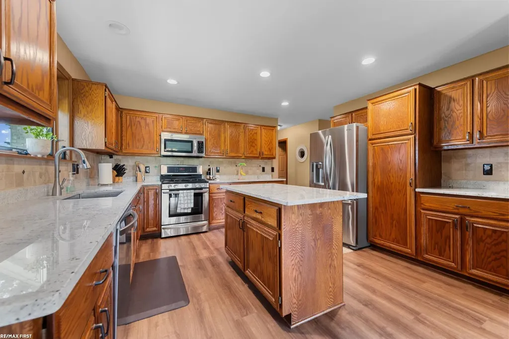 44325 Meadowlake Drive Sterling Heights City MI 48313