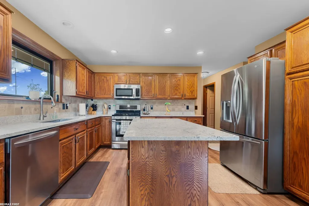 44325 Meadowlake Drive Sterling Heights City MI 48313