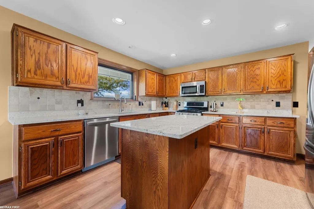 44325 Meadowlake Drive Sterling Heights City MI 48313