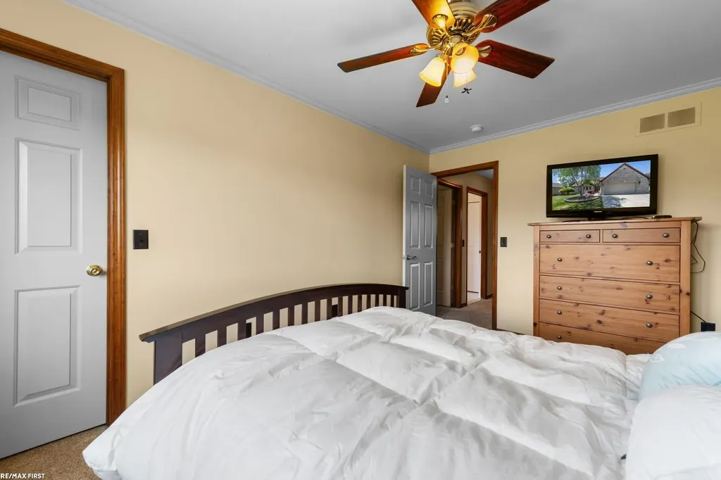 44325 Meadowlake Drive Sterling Heights City MI 48313