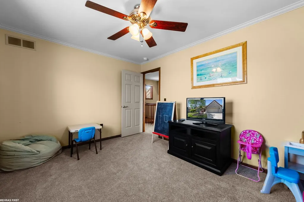 44325 Meadowlake Drive Sterling Heights City MI 48313