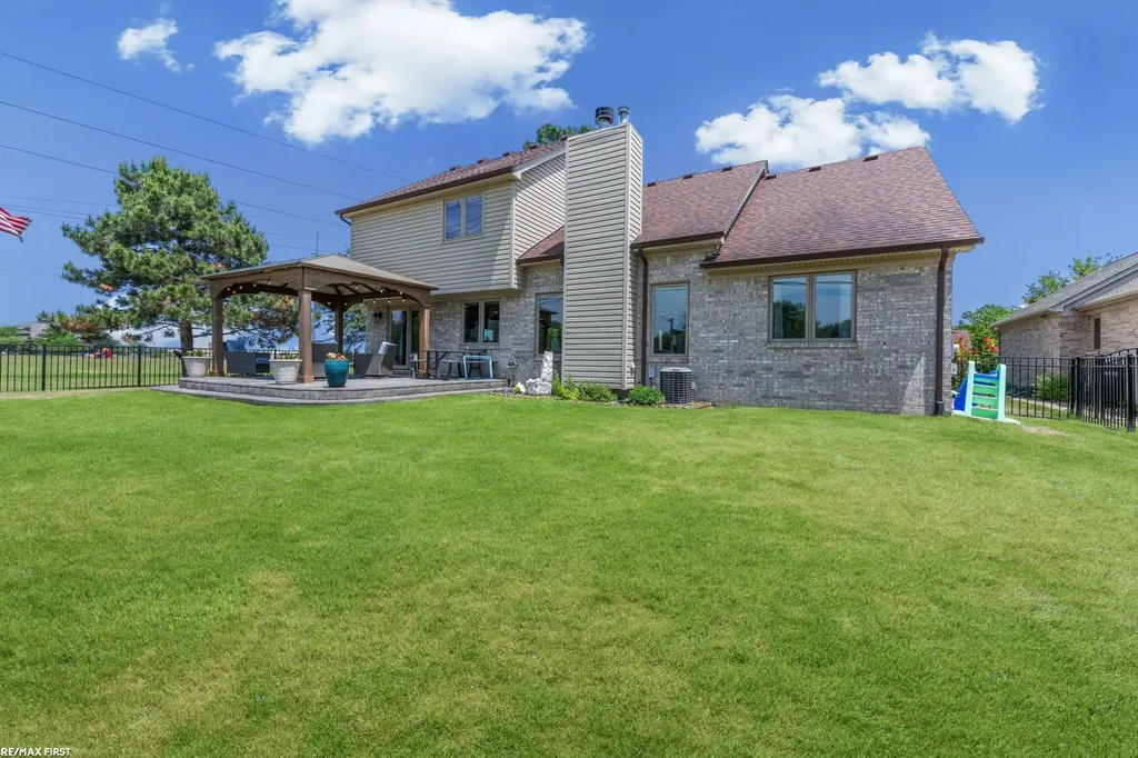 44325 Meadowlake Drive Sterling Heights City MI 48313