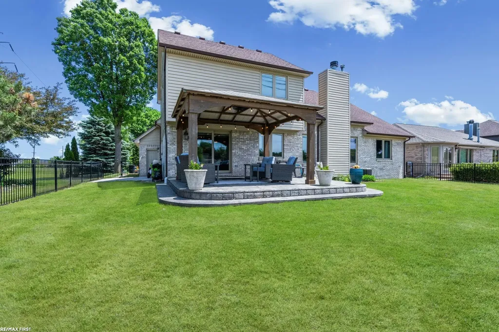 44325 Meadowlake Drive Sterling Heights City MI 48313