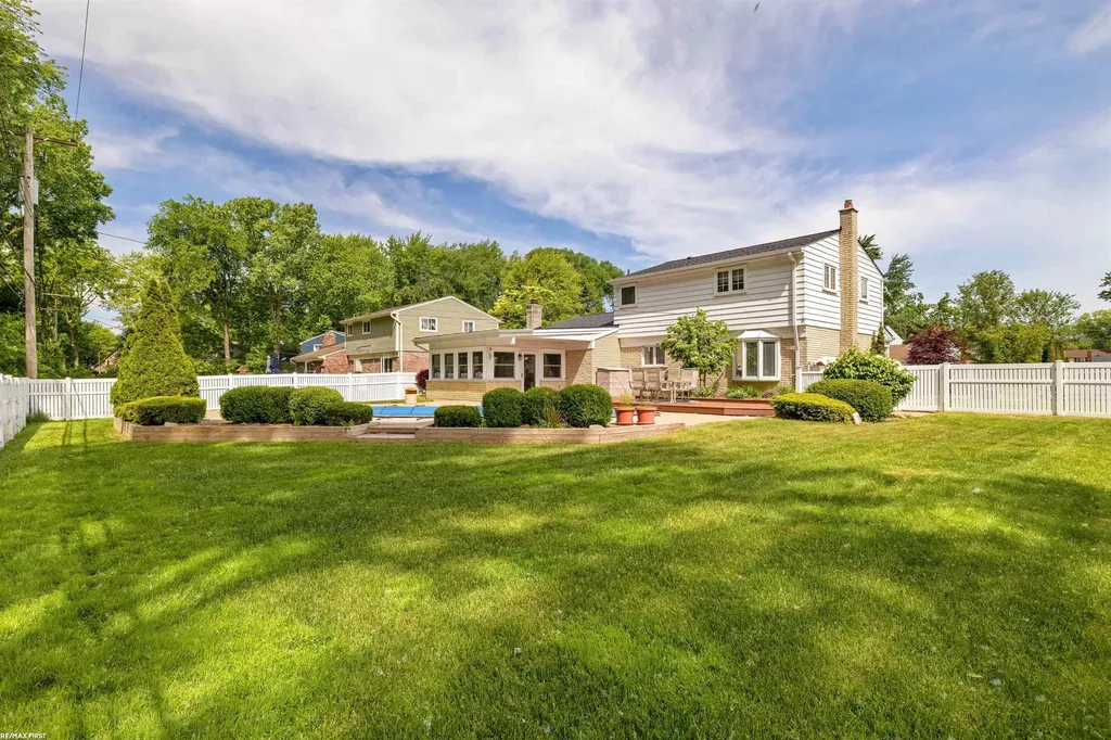 23548 Kim Drive Clinton Charter Township MI 48035