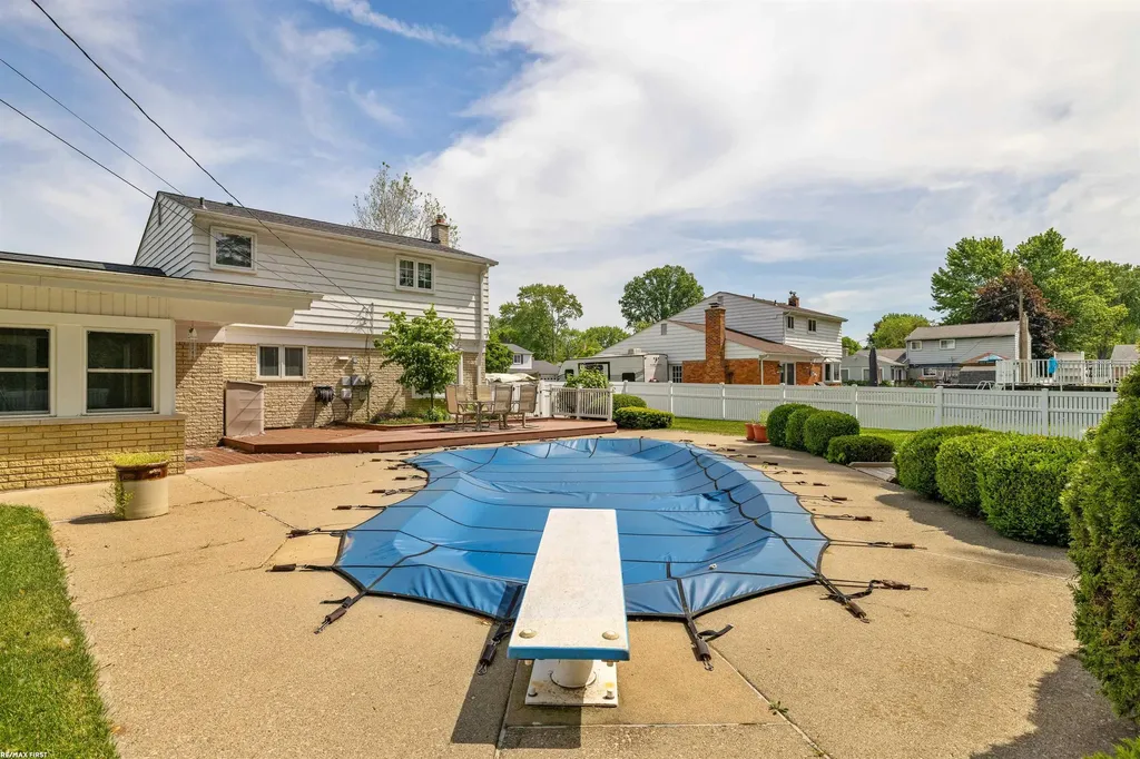 23548 Kim Drive Clinton Charter Township MI 48035