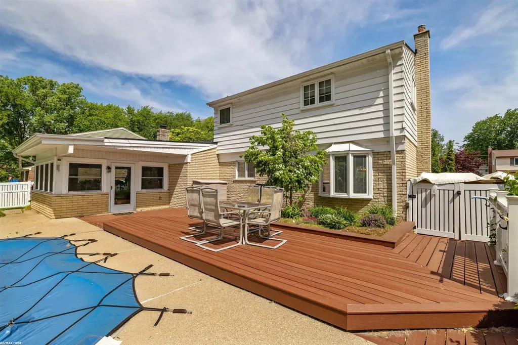23548 Kim Drive Clinton Charter Township MI 48035