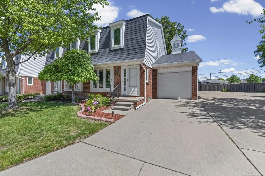 500 Pineview Court St. Clair Shores City MI 48081
