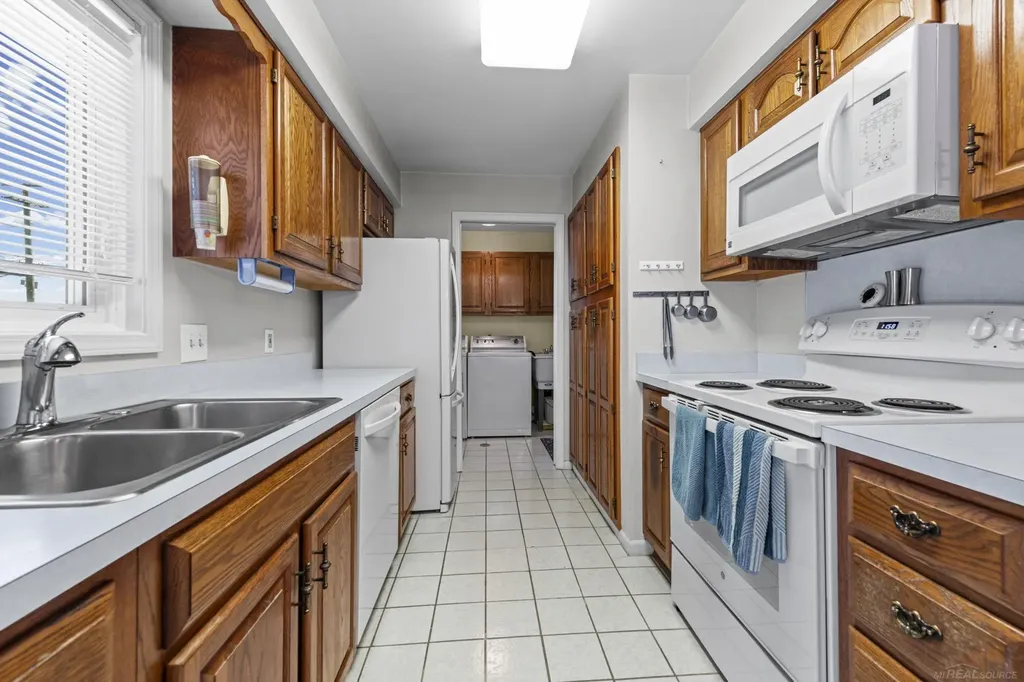 500 Pineview Court St. Clair Shores City MI 48081
