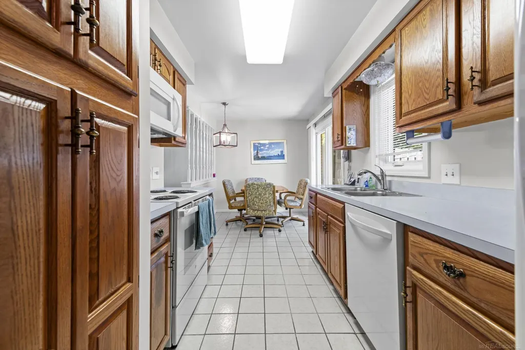 500 Pineview Court St. Clair Shores City MI 48081