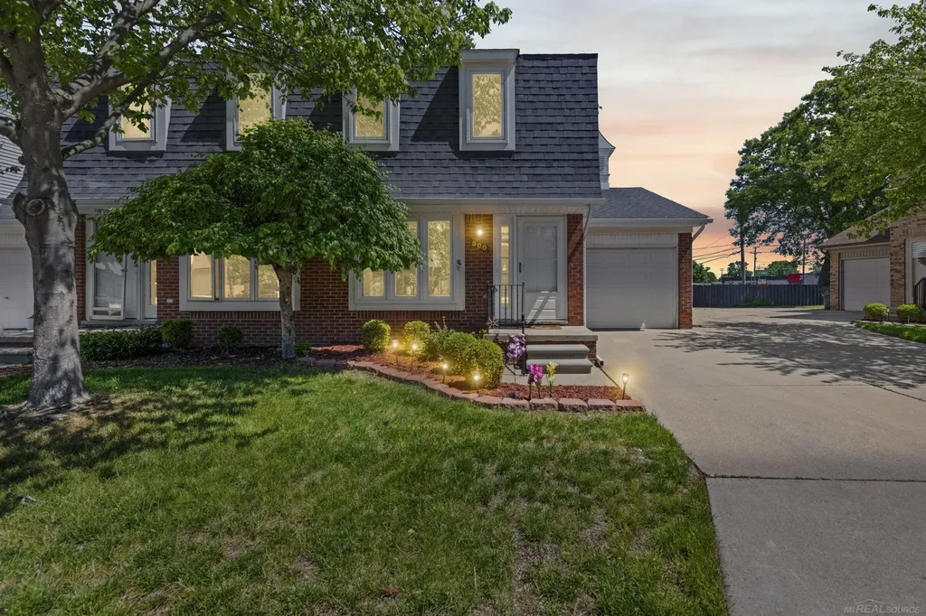 500 Pineview Court St. Clair Shores City MI 48081