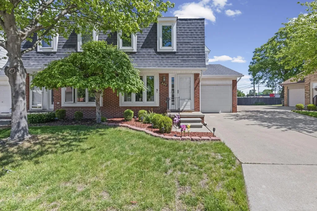 500 Pineview Court St. Clair Shores City MI 48081