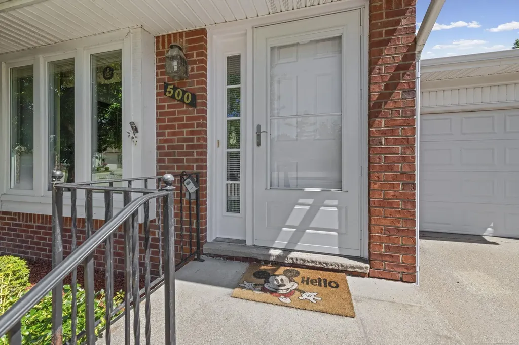 500 Pineview Court St. Clair Shores City MI 48081
