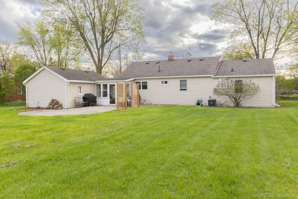 8440 Bridge Lake Road Springfield Charter Township MI 48348