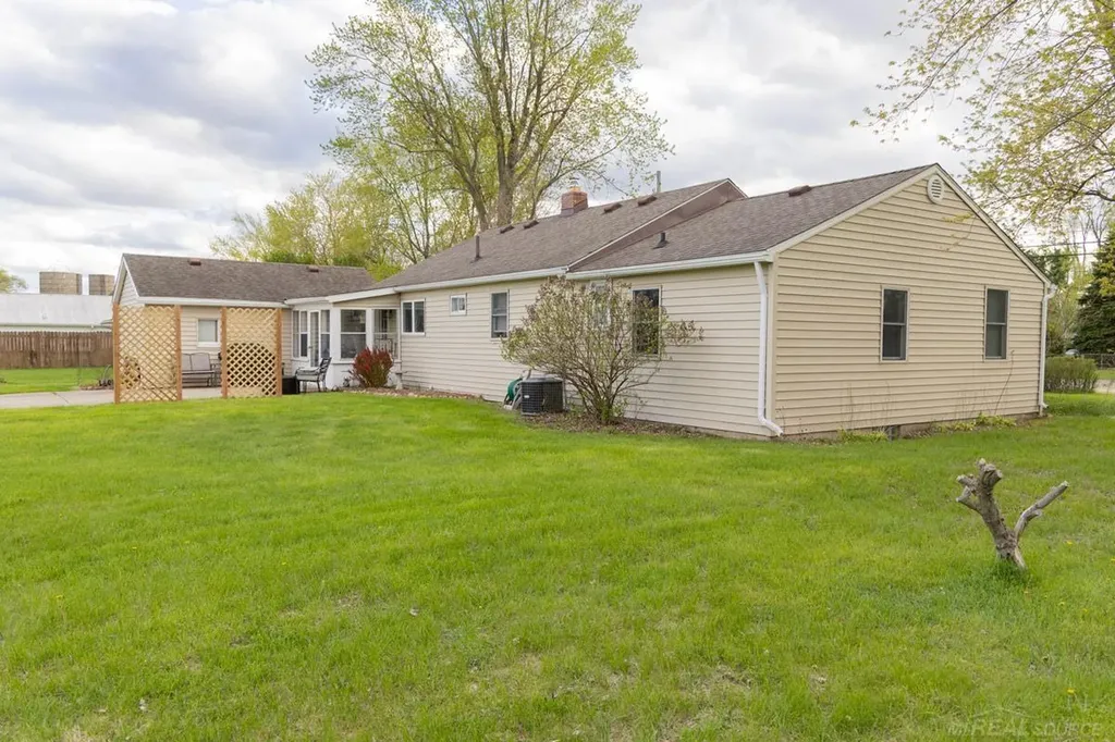 8440 Bridge Lake Road Springfield Charter Township MI 48348