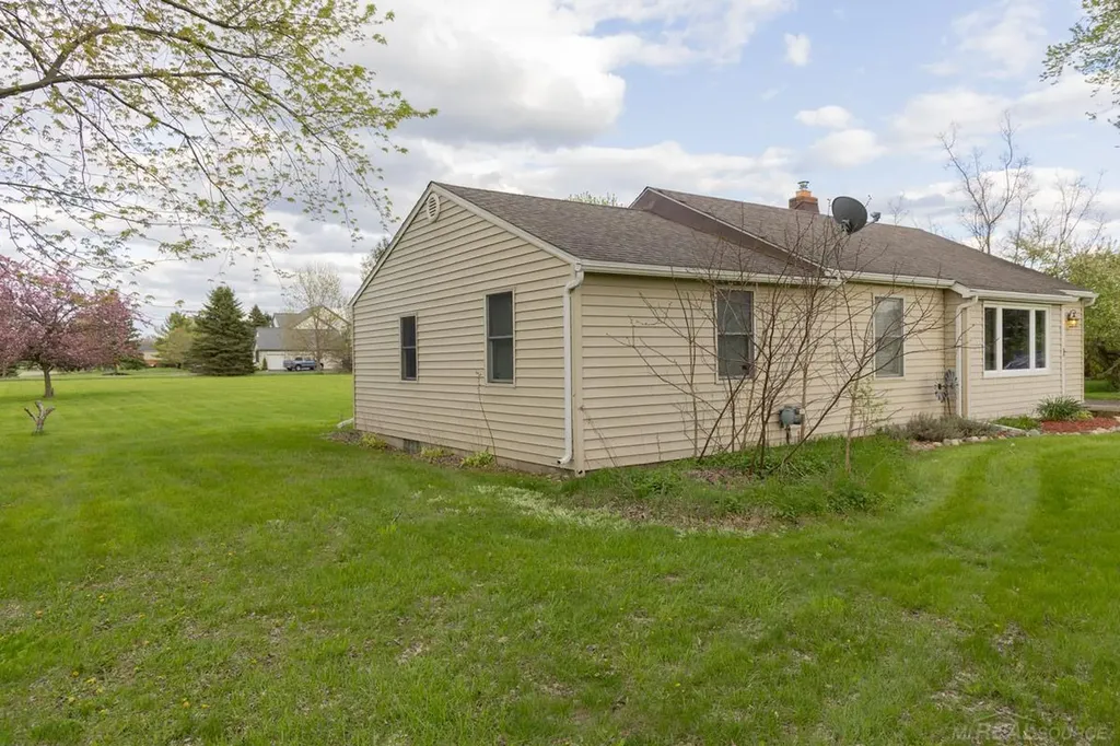 8440 Bridge Lake Road Springfield Charter Township MI 48348