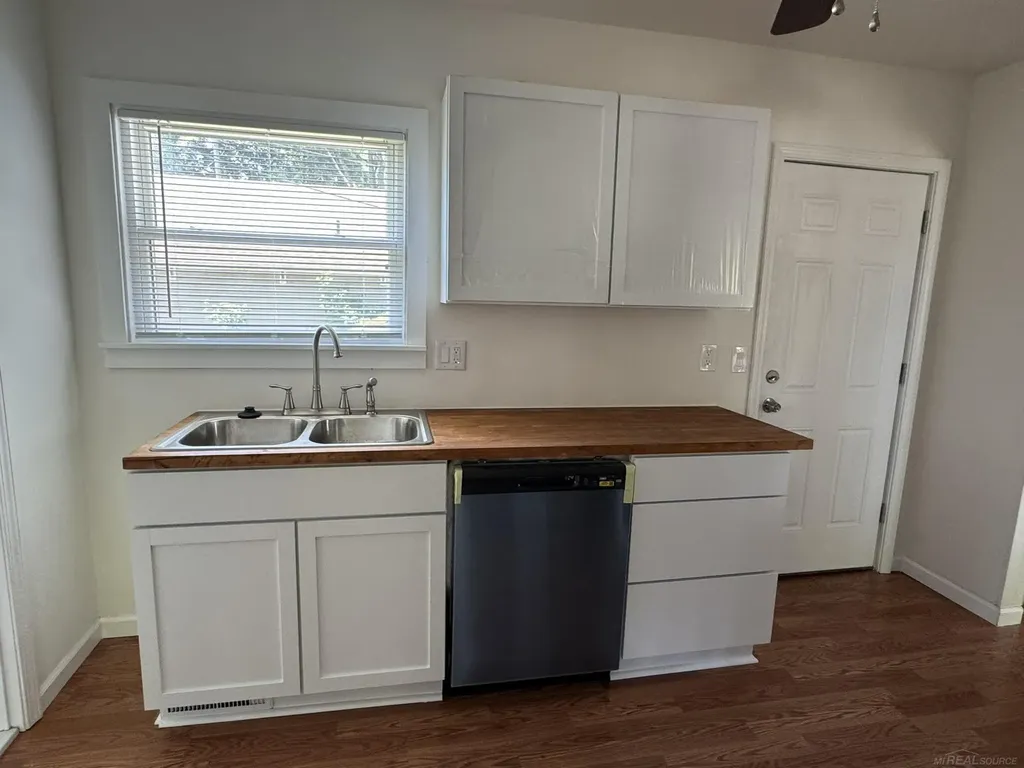 23726 Carlington Drive Mt. Clemens City MI 48036