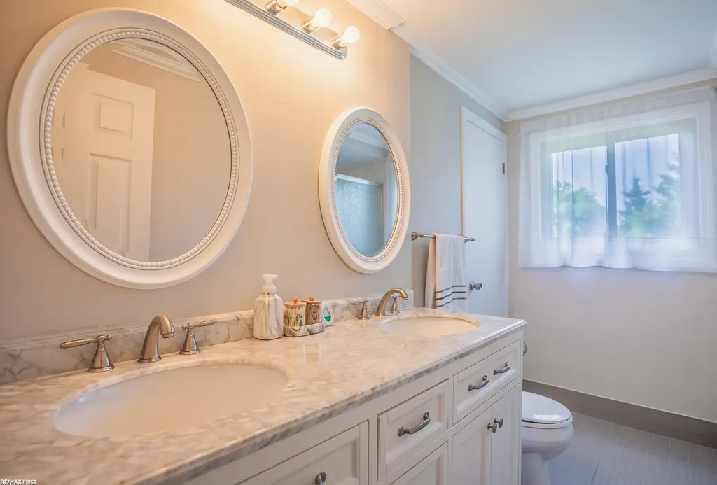 1083 Shallowdale Drive Troy City MI 48085