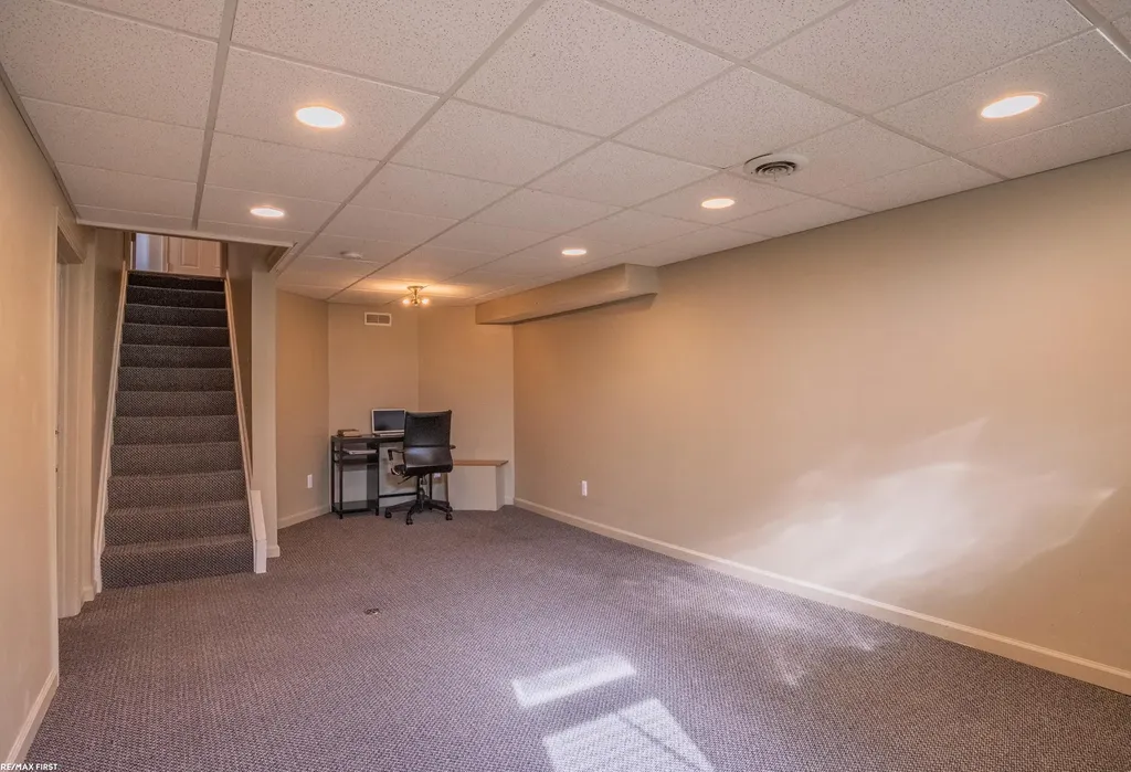 1083 Shallowdale Drive Troy City MI 48085