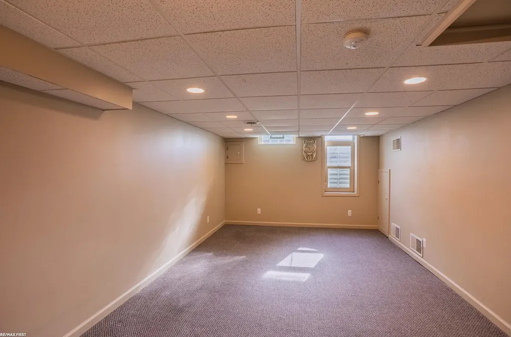1083 Shallowdale Drive Troy City MI 48085