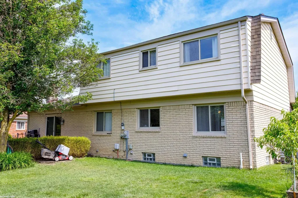 1083 Shallowdale Drive Troy City MI 48085