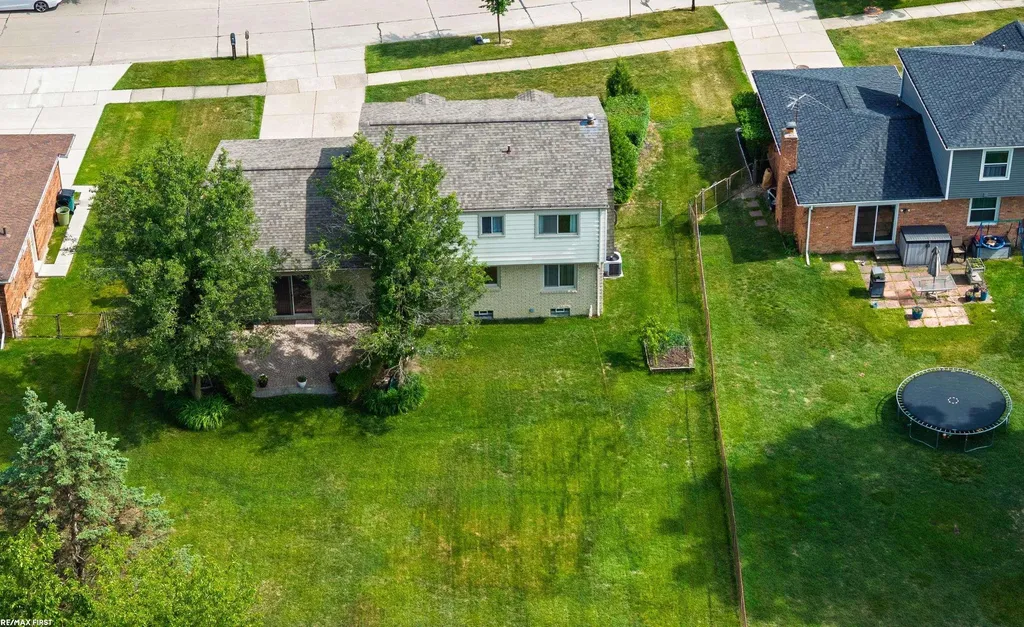 1083 Shallowdale Drive Troy City MI 48085