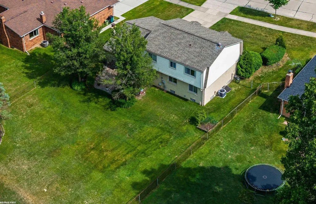1083 Shallowdale Drive Troy City MI 48085